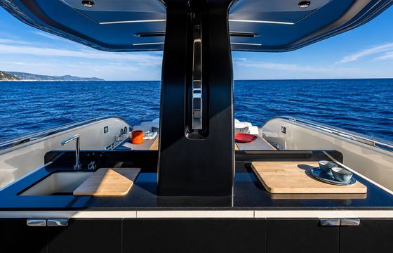 Motorboat Invictus TT 460 960hp