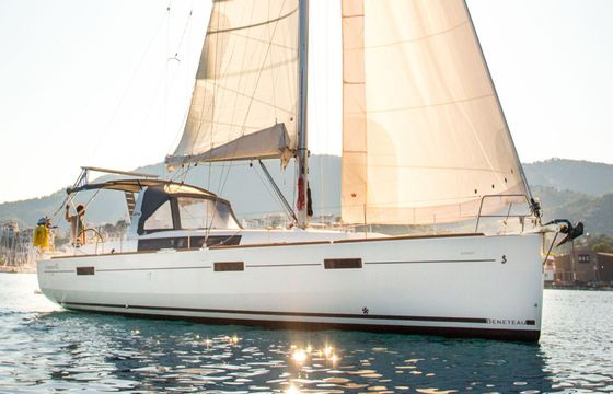 Sailboat Beneteau Oceanis 45 13m