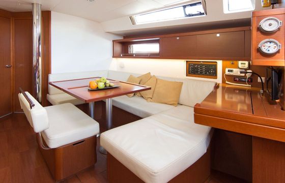 Sailboat Beneteau Oceanis 45 13m