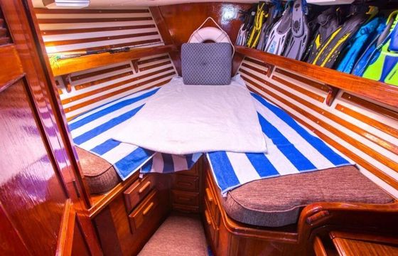 Sailboat Red 40 12.2m