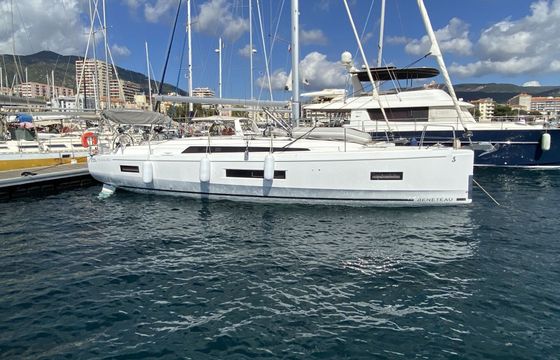 Sailboat BENETEAU OCEANIS 40.1 12.87m