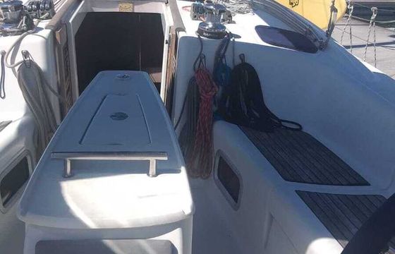 Sailboat Beneteau Oceanis 40 12.2m