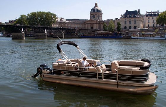 Motorboat Suntracker Party Barge 24 feet 150hp
