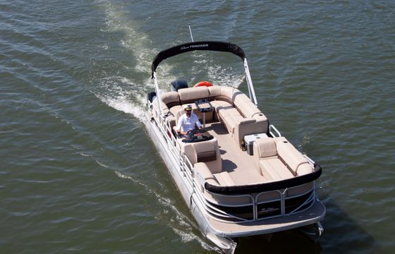 Motorboat Suntracker Party Barge 24 feet 150hp