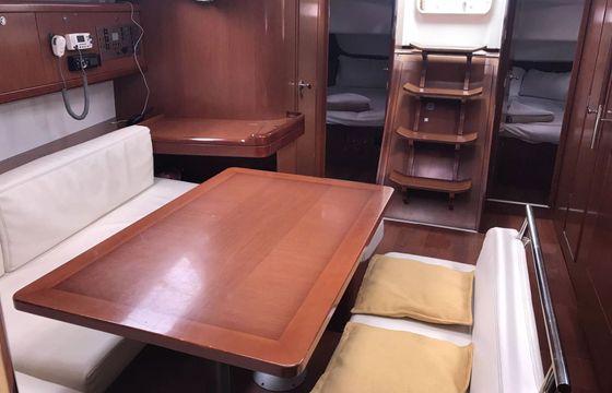 Sailboat BENETEAU Oceanis 43 13.1m