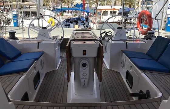 Sailboat Beneteau Oceanis 43 12.75m