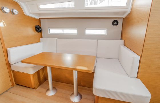 Sailboat Jeanneau Sun Odyssey 410 12m