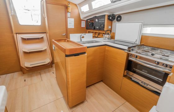 Sailboat Jeanneau Sun Odyssey 410 12m