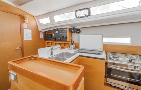 Sailboat Jeanneau Sun Odyssey 410 12m