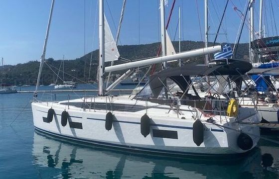 Sailboat Bavaria C42 12.38m
