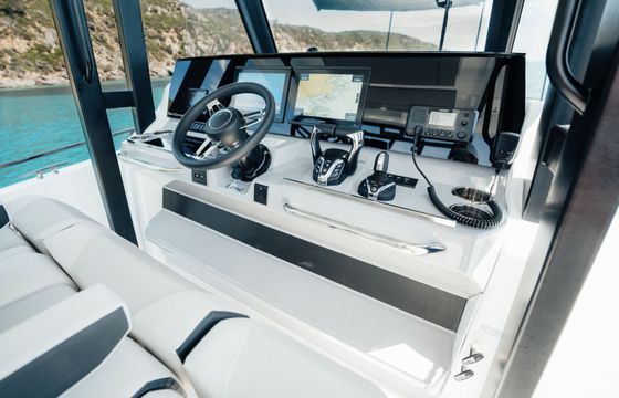 Motorboat Jeanneau Cap camarat 10.5cc 700hp