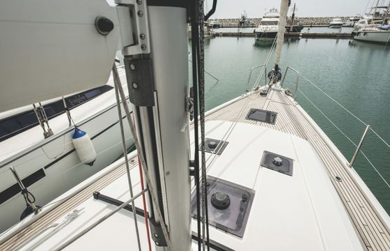 Sailboat BENETEAU OCEANIS 41.1 12.43m