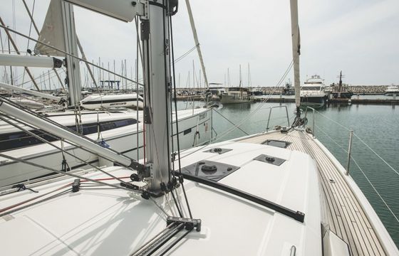 Sailboat BENETEAU OCEANIS 41.1 12.43m