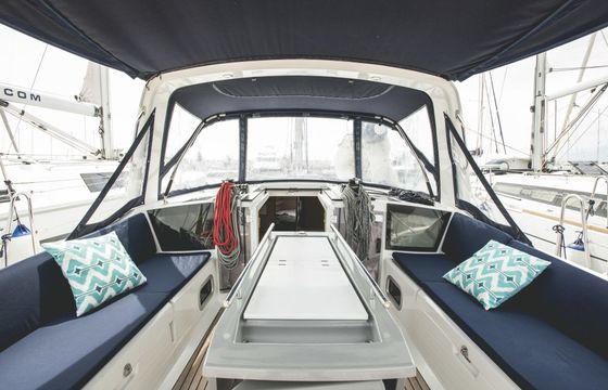 Sailboat BENETEAU OCEANIS 41.1 12.43m