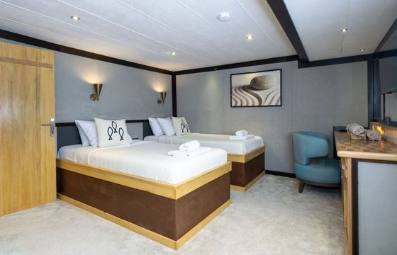 Motor yacht Custom built luxury motor yacht trawler with a capacity of 12 people 1800hp