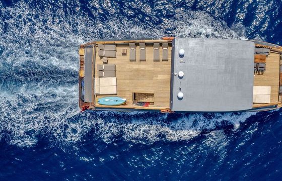 Motor yacht Custom built luxury motor yacht trawler with a capacity of 12 people 1800hp
