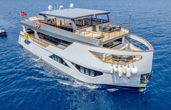 Motor yacht Custom built luxury motor yacht trawler with a capacity of 12 people 1800hp