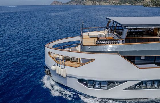 Motor yacht Custom built luxury motor yacht trawler with a capacity of 12 people 1800hp