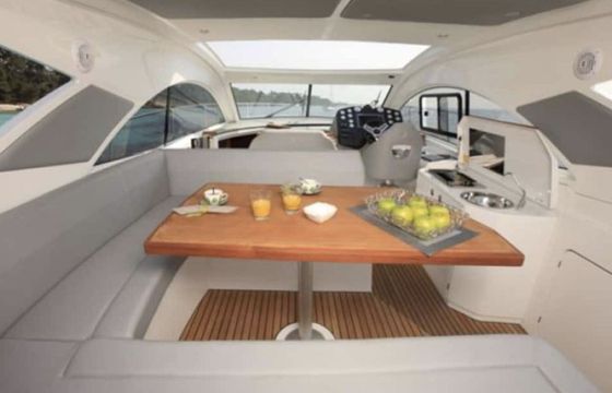 Motorboat Beneteau Monte Carlo 42 740hp