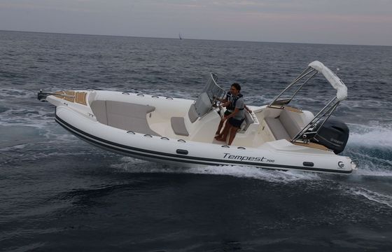 Motorboat CAPELLI TEMPEST 700 - KOOM 225hp