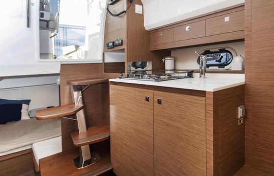 Motorboat JEANNEAU CAP CAMARAT 10.5 WA 600hp