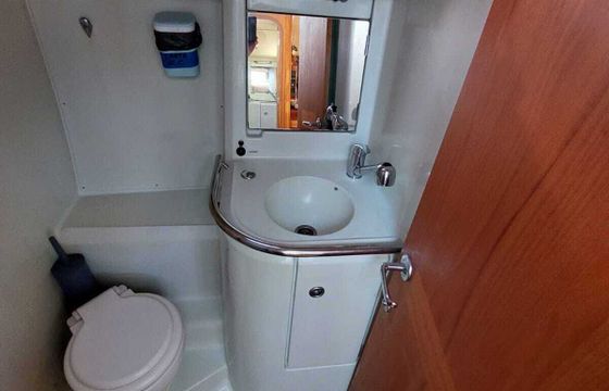 Sailboat Beneteau Oceanis 440 13.66m