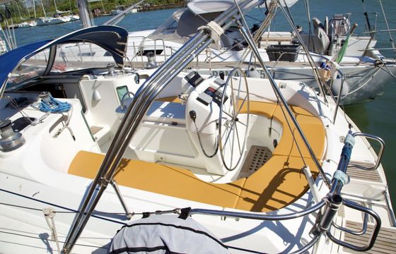 Sailboat Beneteau Oceanis 440 13.66m