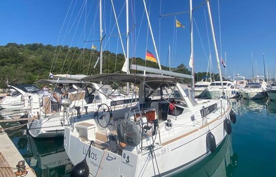 Sailboat Bénéteau Oceanis 38.1 11m