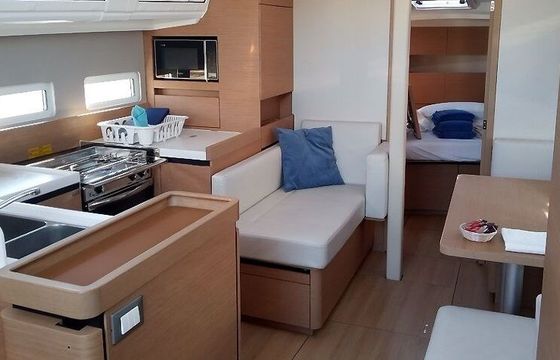 Sailboat Jeanneau Sun Odyssey 410 12.35m