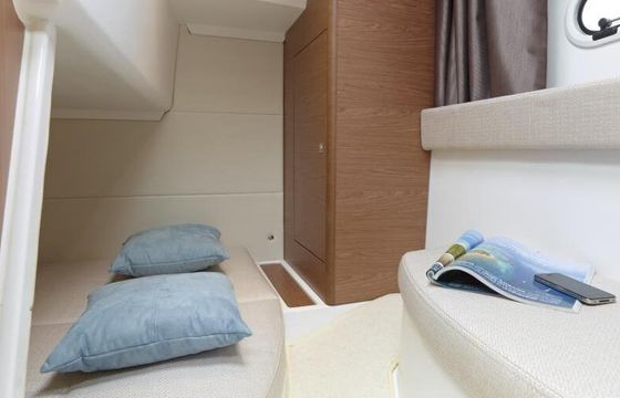 Motorboat Jeanneau Leader 8 320hp