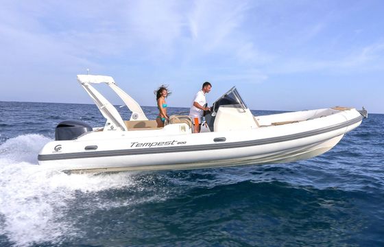 Motorboat CAPELLI TEMPEST 800 300hp