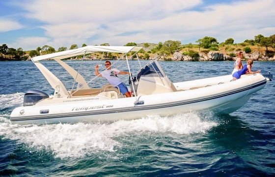 Motorboat CAPELLI TEMPEST 800 300hp