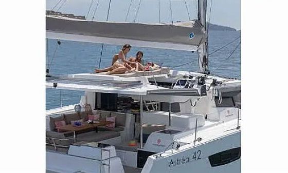 Catamaran Fountaine Pajot Astréa 42 12m