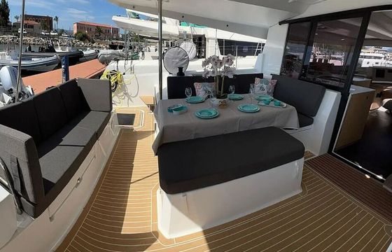 Catamaran Fountaine Pajot Astréa 42 12m