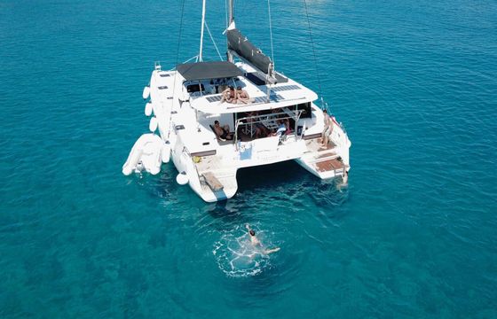 Catamaran Lagoon Lagoon 42 (AC, Gen, Watermaker) 12.94m