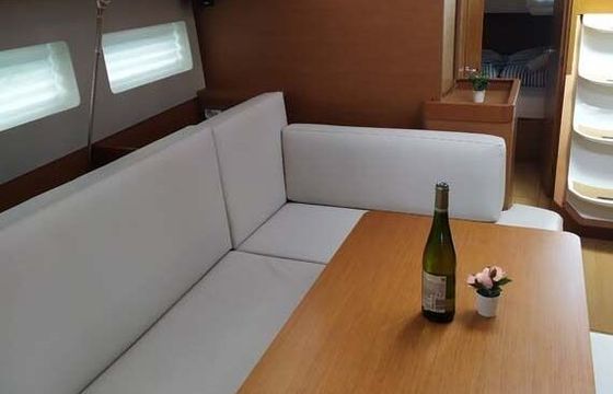 Sailboat Jeanneau Sun Odyssey 440 13.39m