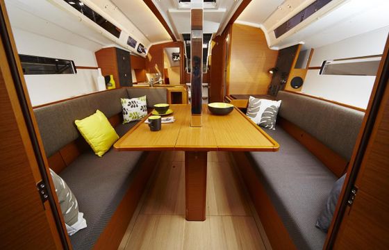 Sailboat JEANNEAU Sun Odyssey 349 QR 10.4m