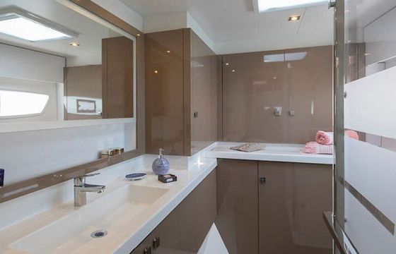 Catamaran Fountaine Pajot Astréa 42 12.58m