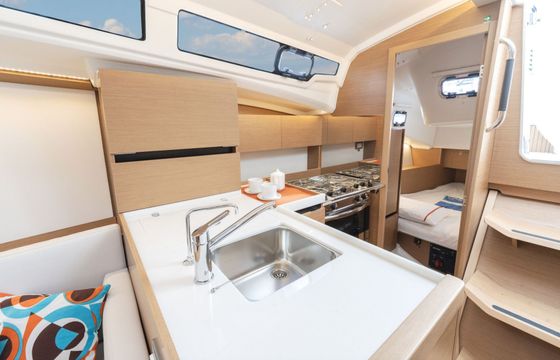 Sailboat JEANNEAU SUN ODYSSEY 350 10.4m