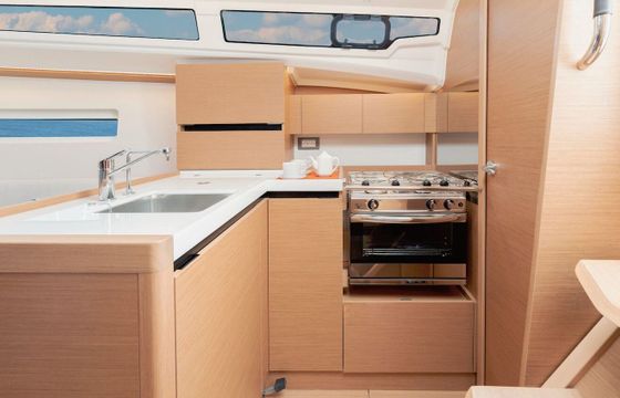 Sailboat JEANNEAU SUN ODYSSEY 350 10.4m