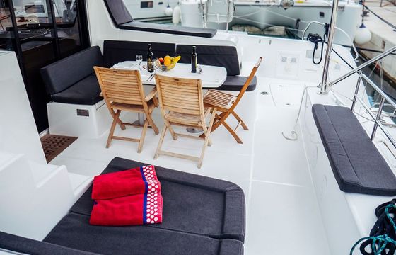 Catamaran LAGOON 42 12.8m