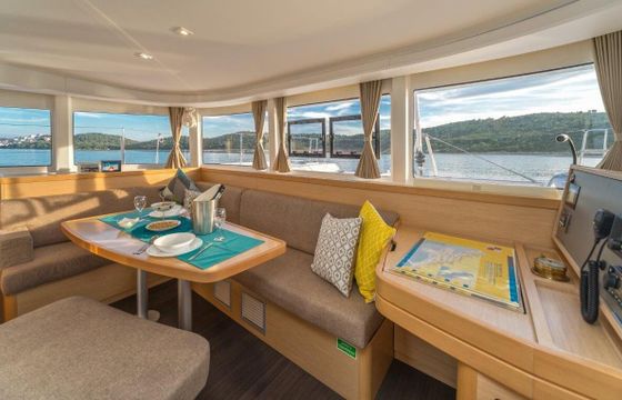 Catamaran LAGOON 42 12.8m