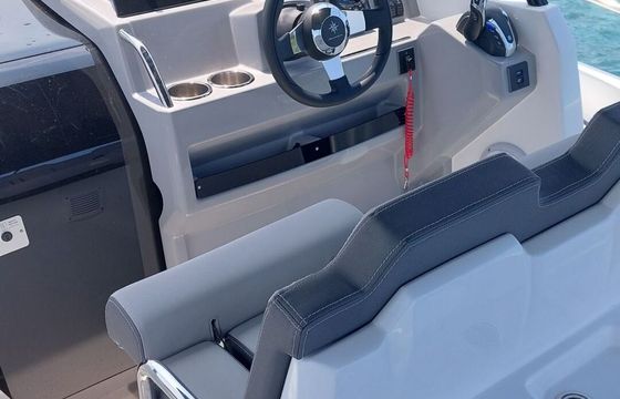 Motorboat Jeanneau Cap Camarat 7.5 WA 250hp