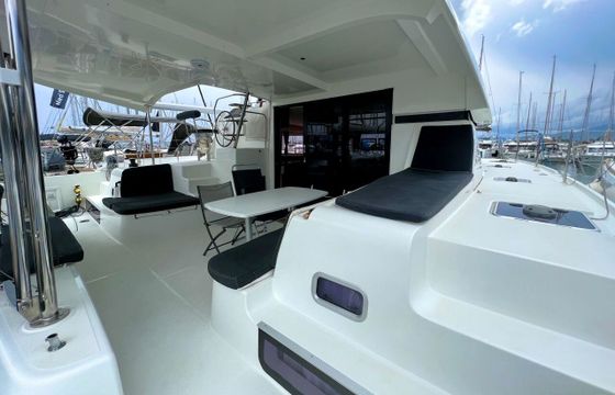 Catamaran Lagoon-Bénéteau Lagoon 42 - 4 + 2 cab. 12.8m