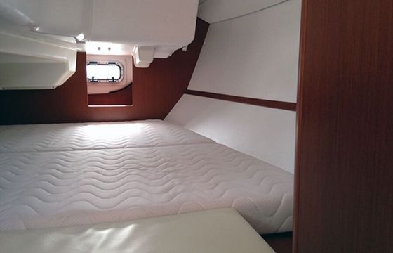 Sailboat Beneteau Oceanis 31 9.66m