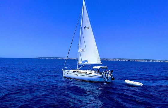 Sailboat Bavaria Yachtbau Bavaria Cruiser 37 - 3 cab. 11.3m