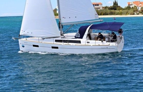 Sailboat Bénéteau Oceanis 38.1 11m