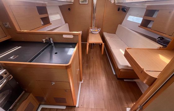 Sailboat Jeanneau Sun Odyssey 319 9.8m
