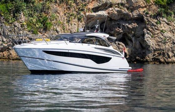 Motorboat Princess V40 800hp