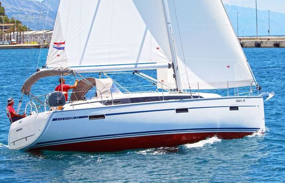 Sailboat Bavaria Cruiser 37 11.3m